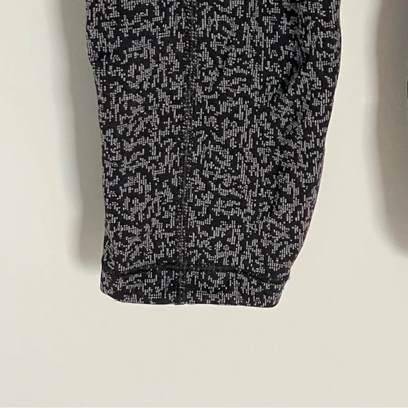 Athleta Ultimate Stash Pocket Textured 7/8 Tight - 29293 - Picture 8 of 16